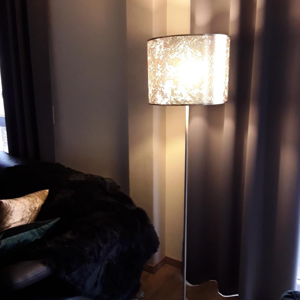 Schlichter Eleganz strahlt diese Stehleuchte mit goldfarbenen Lampenschirm aus
Besonders schön in Wohnraum neben der Couch
 Die Stehlampe lässt sich mit einem Schalter bequem ein- und ausschalten
Größe ca 160 x 40 cm