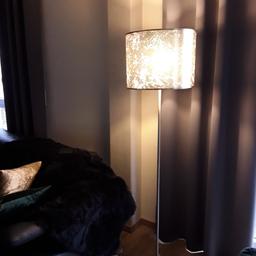 Schlichter Eleganz strahlt diese Stehleuchte mit goldfarbenen Lampenschirm aus 
Besonders schön in Wohnraum neben der Couch
 Die Stehlampe lässt sich mit einem Schalter bequem ein- und ausschalten 
Größe ca 160 x 40 cm