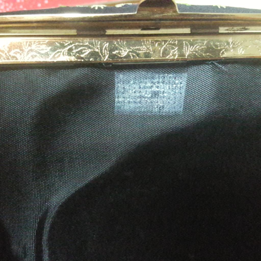 never been used but tag has been removed leaving a small mark on the inside of the bag (as pictured)
beautiful detailing on the fastening and on the inside edging
can post at additional cost
can combine postage on multiple items
