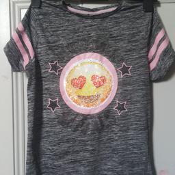 like new emoji top with reversable sequins (see photos)
writing above image reads 'do what you love' 
writing below image reads '#goals'
age 12-13 years
can post at additional cost
can combine postage on multiple items