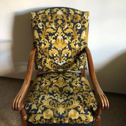 sehr schöner handgestickter Vintage Sessel
Die Arme sollten nachgeölt/nachgemalt werden, ansonsten Top Zustand