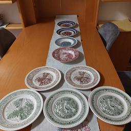Verkaufe 9 schöne, unbenützte Teller .
Wurden nur als Deko in einem Tellerbord verwendet.
Farben siehe Fotos.
Versand möglich.
