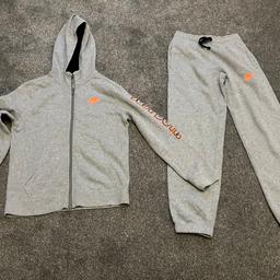 Nike Tracksuit, Jacket & Joggers
Grey with orange Nike symbol.
Size: Medium, 10-12 years.
In good condition.

Thanks for looking, any questions please ask.
Collection from Brinsworth, Rotherham.