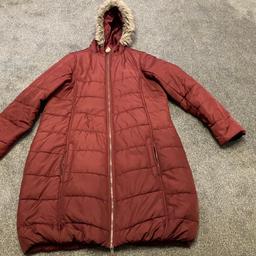 Ladies Regatta Coat.
Fur Hood.
Drawstring bottom.
Zip pockets.
Red/Maroon colour.
Size:18