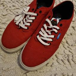 These Vans are a real find, they have a suede detailing on the heel area and brand new laces. Get yourself a bargain.