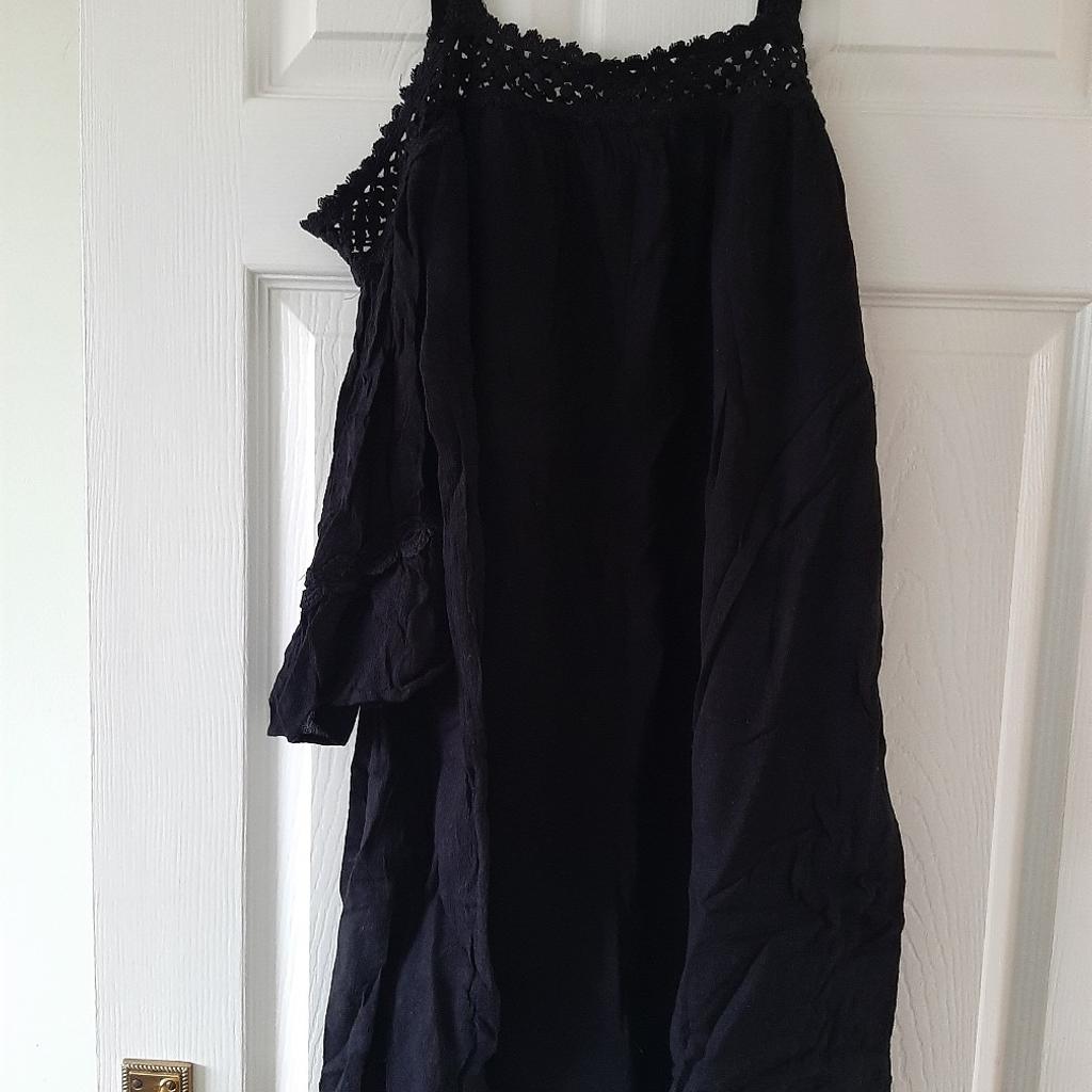 Miss selfridge Black dress size UK 6
Sleeves can be worn up or down