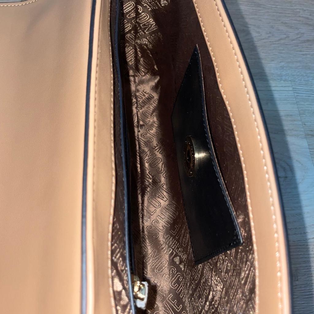 Love Moschino Umhängetasche
3 mal getragen
Originalpreis 200€
Preis ohne Versandkosten
auch abholbar