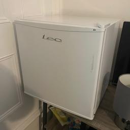 Table top fridge in good used condition got a small dent to the size of door works perfectly
SIZE H:49.2cm W:47.2cm D:45cm
Net Freezing Capacity 4 litres
Net Fridge Capacity 45 litres

Can deliver is local within 5miles or £10 fuel over 10miles!