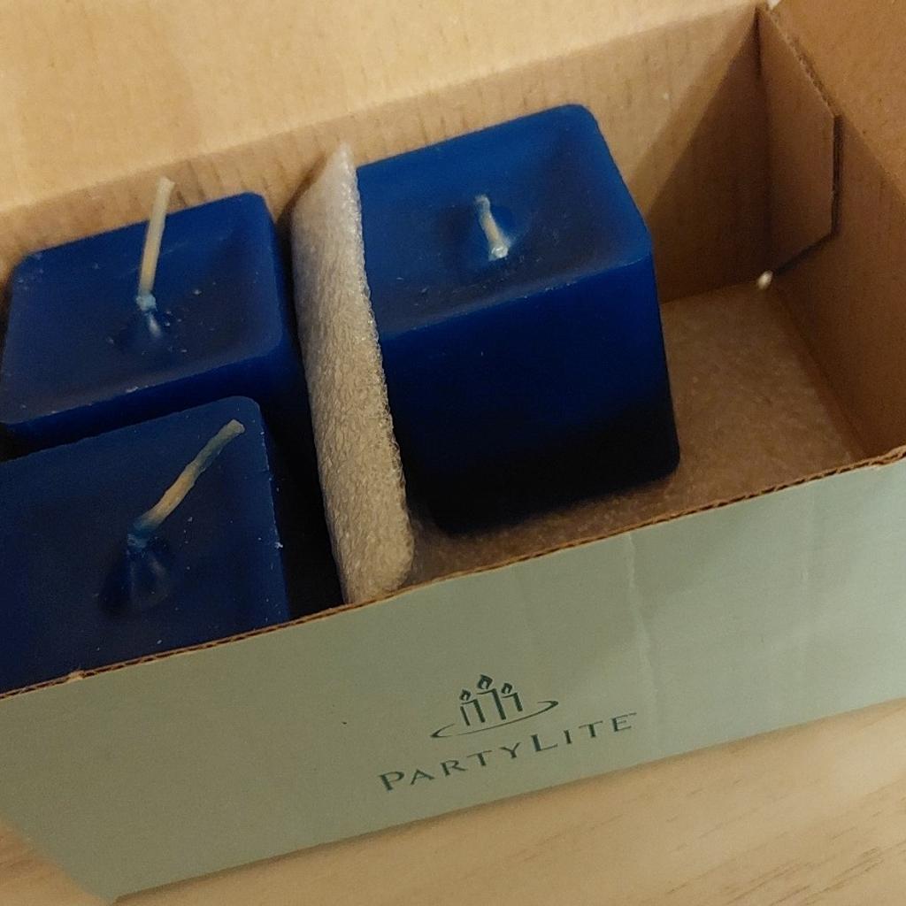 2 Kerzengläser von Partylite
mit 3 passenden Votivkerzen, blau

Abholung oder Versand zzgl. Porto

Privatverkauf, keine Rücknahme oder Garantie