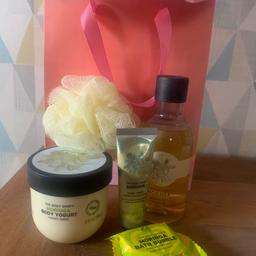 Bodyshop Moringa shower gel, body yoghurt, bath bubble, hand cream and bath lilly.

RRP £28