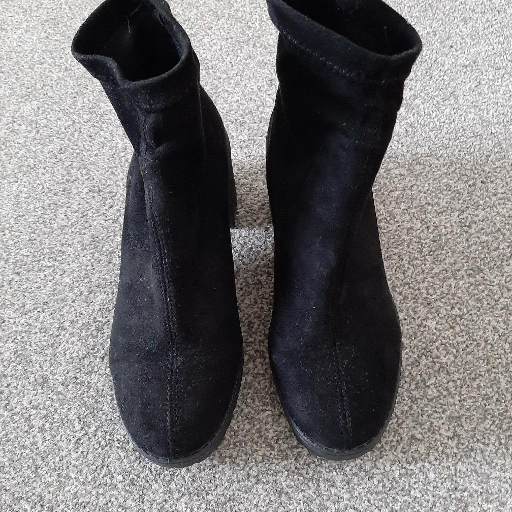 Miss selfridge Black suede pull on boots with approximate 2.5 inch heel.
Size 5