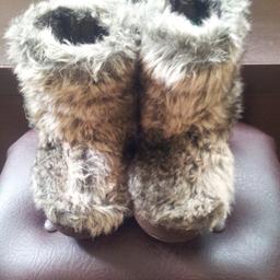 Furry and warm slipper boots as new.
Fy3 layton