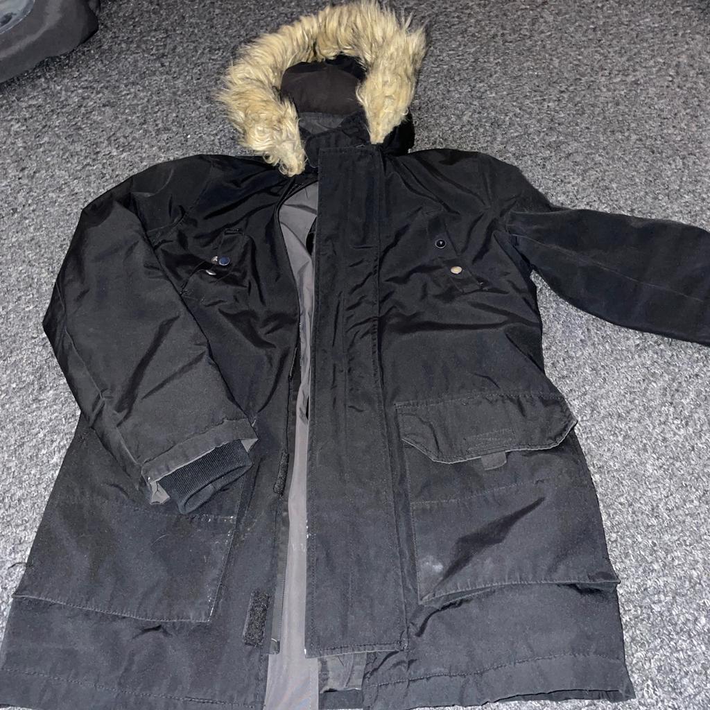 Black parka for New Look
Size XS
Fur hood