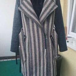 Verkaufe schönen modernen Mantel von
ZALANDO GR. 38 mit Gürtel
Ärmel Leder, Seitentaschen mit Zipp
NP. 149