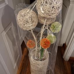 Decorative Pastoral Floor Lamp orange and green ball Flowers with Rattan Woven light shades.
height 42.9 ins.
bulbs E27
comes with bulbs and a spare.
cord length 1.9 mtrs
beautiful.
