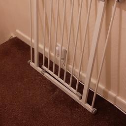 Baby safety gate in a fairly good condition. Buyer's to collect.