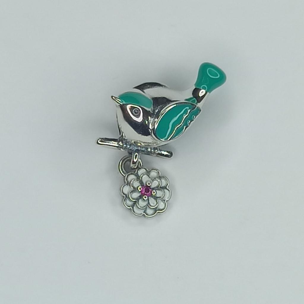 Very beautiful charm pendant for Pandora bracelet or necklace.
For more designs, please check my other listings.