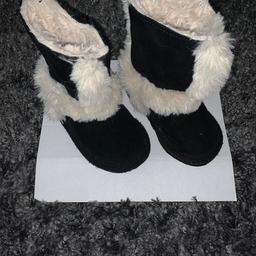 River Island black boots
Size 4