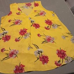 Women's George Sleeveless Yellow Floral Top Size 14

Worn a few times but still in a great condition 

We offer combined postage on all items so don't hesitate to ask