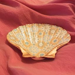 Large scallop shell Trinket tray. Many uses including office desk tidy. Decoupaged and edged with gold leaf. Handmade by myself. Each shell takes several days to complete, so no low offers pls.