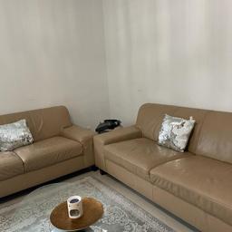 Wegen Neumöbelanschafung verschenken wir zwei Couch von IKEA in der Farbe Cappuccino. Echtleder.
1 Mal 210cm x 90cm x 80cm
1 Mal 190cm x 90cm x 80 cm
B x T x H
Zustand ist gut. Die haben keine Beschädigung.