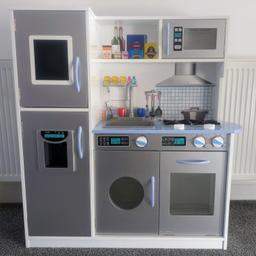 Sturdy toy kitchen in good played with condition. It has a few paint chips & marks, but otherwise well looked after.

Smoke & pet free home.