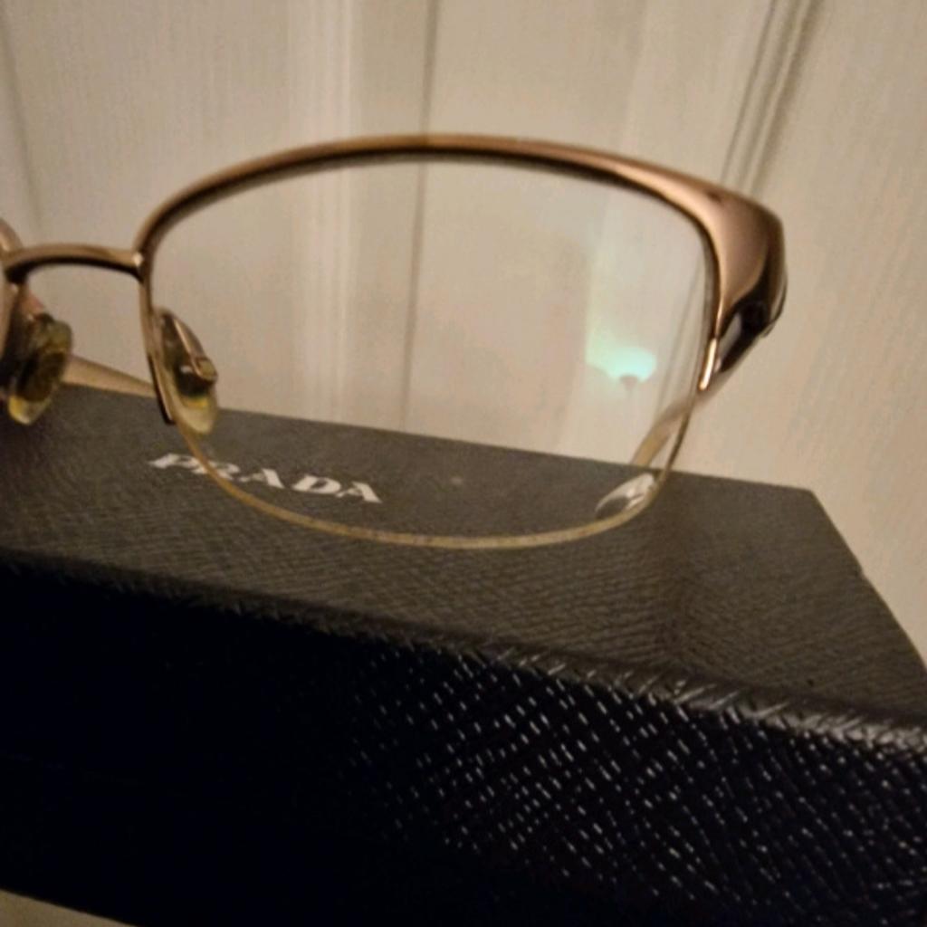 Authentic gucci reading glasses
Rectangular lenses
The corner of the left lense has a small chip

Collection from brentford