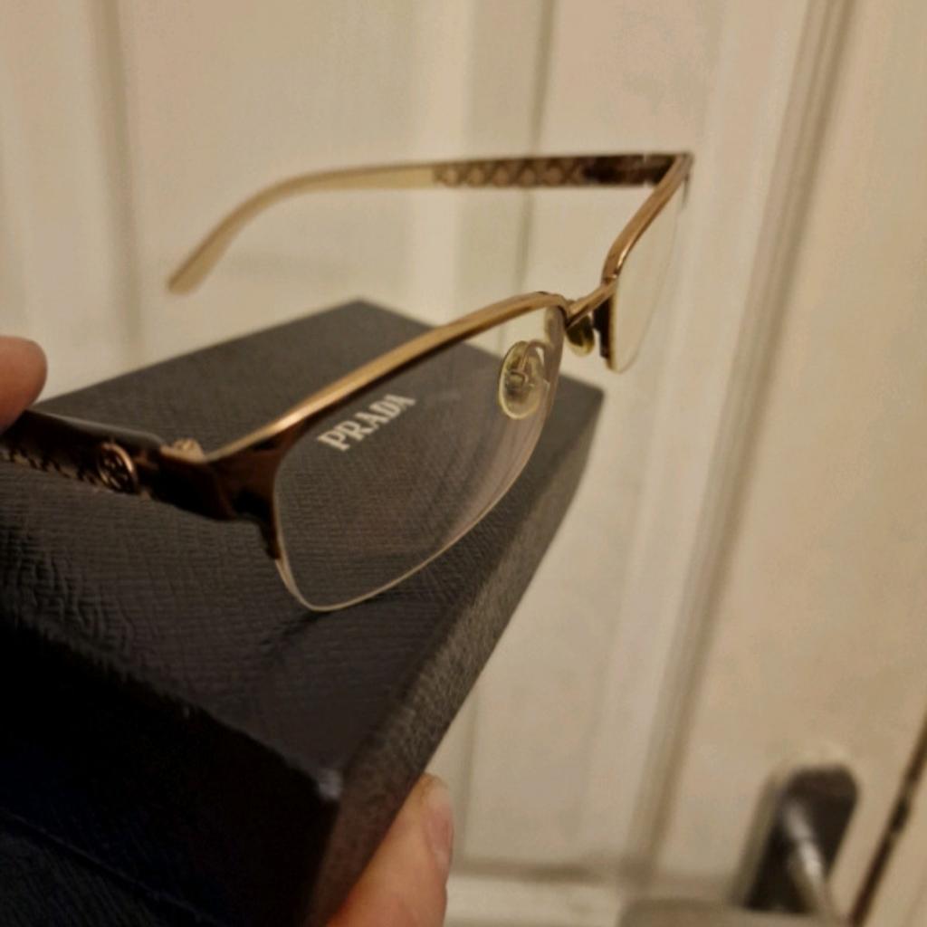 Authentic gucci reading glasses
Rectangular lenses
The corner of the left lense has a small chip

Collection from brentford