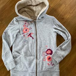Lovely girls fleece lined zip through hoodie from mantaray for ages 9-10 years.
Super warm hoodie from smoke and pet free house
Cash on collection only