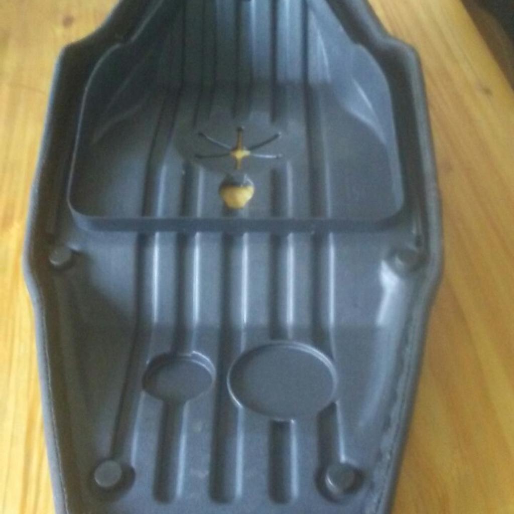 lexmoto moped seat. not sure what its off but it may be off a monza? excellent condition. collection only or can deliver locally for fuel cost.