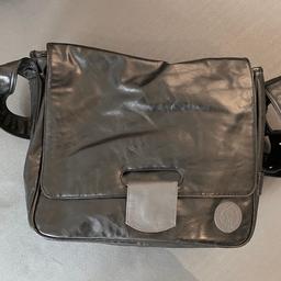 Wickeltasche der Marke Lässig
Schwarzes Leder
Wurde nie verwendet

Neupreis lag ca. bei 100€
