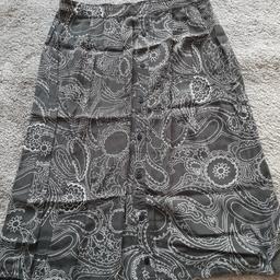 M&S Viscose Skirt size 16. Length 30 inches. Used but still plenty life in it, navy mix on label, white tiny swirly spot design. False button front, elasticated at back waist band. From smoke and pet free home, check out my other items. Happy to combine postage for multiple purchases or collection from DL5. Thanks for looking.