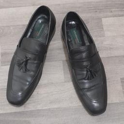 mens office black shoes used
Good condition Comes from smoke and pet free home No damage or ripped