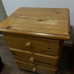 2 bedside drawers in good condition. Minimal wear and tear which can be seen in the photos. Collection only please