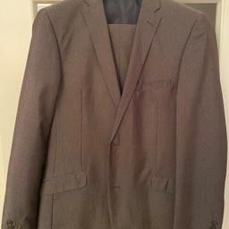 Verkaufe einen nur 1x getragenen Anzug bestehend aus Sakko, Weste und Hose.

Größe 52L / 102