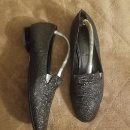 Michael Kors Roxanne Brocade black Loafers, size 6,5, used, in good condition, pls check pictures, i can post for 4 or collect from Battersea park station areea. Check my list maybe u like other items