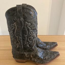 Unisex western boots, size 10.5 usa; 8-8.5 uk in good condition