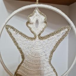 Weihnachtsdeko Engel 

Engel gehäkelt in weiß/gold zum Aufhängen. 
Handarbeit 
Durchmesser 15 cm