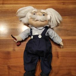 Puppe  28 cm groß, kann Hände wegen Draht biegen, Pfeife aus Holz 
wurde nie bespielt diente zur Deko