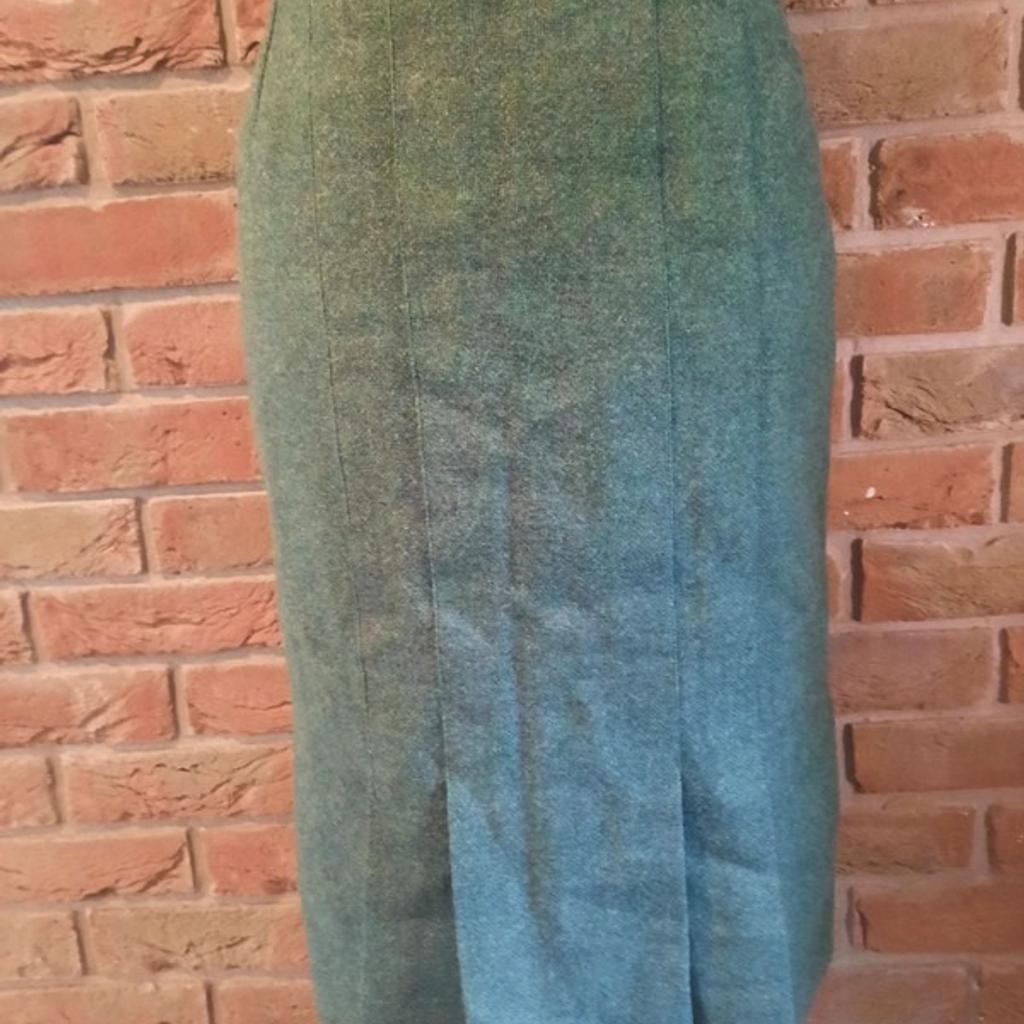 Green woollen pleated aline

Made from new wool blend, Lined 100% nylon, with a rear slit zip and clasp fastening, with a frontal pleat at the front. Says size 14 too small , mannequin size is 10-12, length is 28inches from the shoulders, kept in good condition, very lightweight but thick insulated material, well made.
Any questions feel free to ask and questions other listings available
