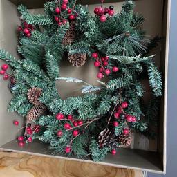 • Battery
• Oversized faux red berries/pine cones
• Size 50x50 cm