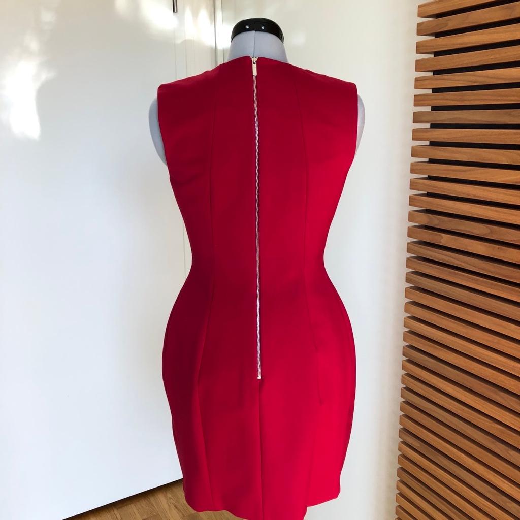 Ein raffiniertes und qualitativ hochwertiges Kleid von Karen Millen. Die Größe UK 10, EU 38 entspricht in DE 36.