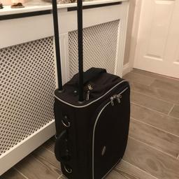 A QUALITY ROBUST PULL ALONG SUITACASE AS SHOWN
IN EXCELLENT CONDITION THROUGHOUT

LOTS OF SPACE & VERY COMPACT FOR LEISURE OR BUSINESS TRAVEL
SIZES ARE; 20INS X 12INS X 10INS + TALL HANDLE

HYGIENICALLY CLEAN & FROM A SMOKE/PET FREE VERY CLEAN HOME
THANKS 4LOOKING