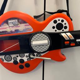 Spielzeug-Gitarre von Simba, top Zustand wie neu, mit Licht- und Soundeffekten, Aux-In-Anschluss, ca. 62cm, Stromversorgung: 3 AA Batterien, Salzburg Stadt.