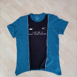 Herren T-Shirt
Größe L
Marke Nike
blau schwarz
vorne beim Nike Zeichen löst sich der Aufdruck etwas