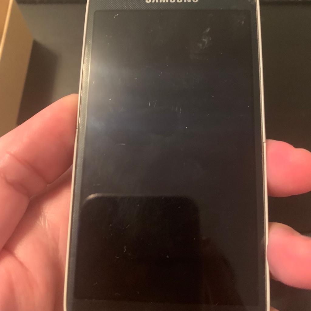 Verkaufe mein altes Handy Samsung S4 mini 8GB schwarz. Es ist defekt und springt nicht an. Abholung in Berlin Spandau.