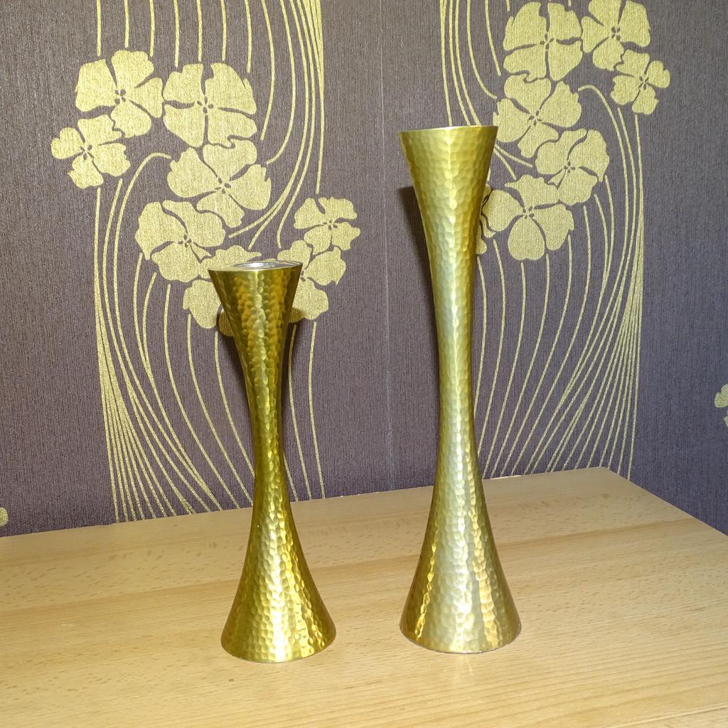 2 Stück Kerzenständer aus Aluminum gehämmert goldfarben gebraucht in sehr gutem Zustand,

Höhe 20 + 26 cm, Boden dm 6 + 6,5 cm, für Kerzen dm21 mm
Versand möglich mit Hermes für 6,50 €