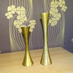 2 Stück Kerzenständer aus Aluminum gehämmert goldfarben gebraucht in sehr gutem Zustand,

Höhe 20 + 26 cm, Boden dm 6 + 6,5 cm, für Kerzen dm21 mm
Versand möglich mit Hermes für 6,50 €