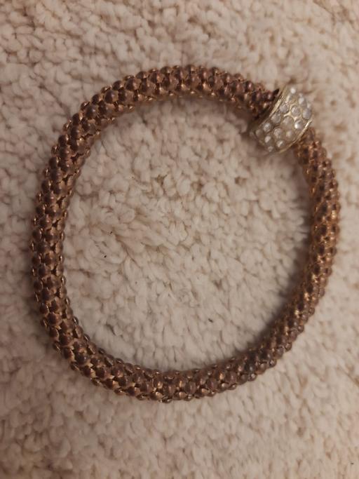 Buy & Sell Surrey Guildford - Photos for gold coloured expandable metal bracelet