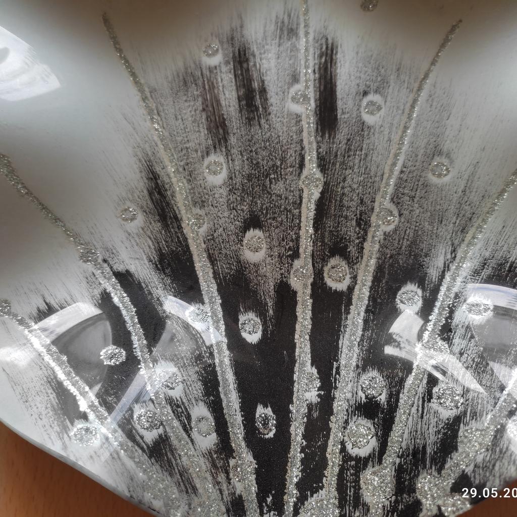 Dekoteller von Formano, guter Zustand, unbeschädigt, DM 23 cm, farbiges Glas mit schwarzer und silberner Bemalung, nur an ABHOLER